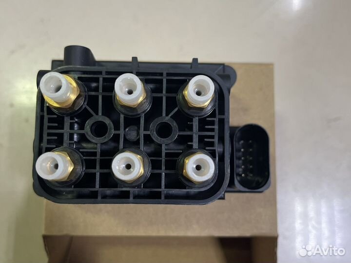 Блок клапанов пневмо подвески GL164 GL166 W22 W221