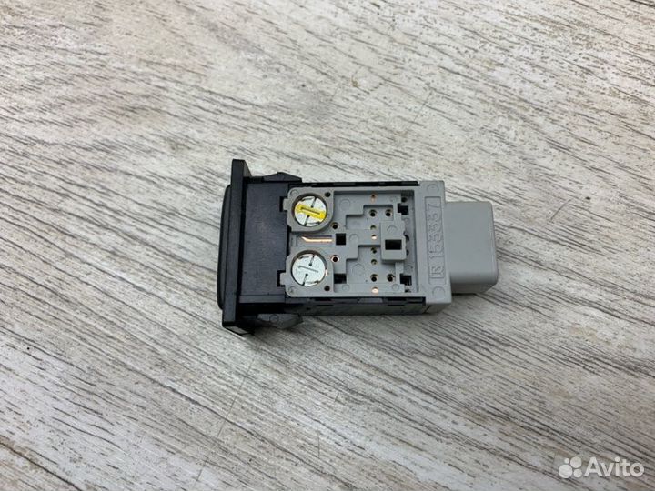 Кнопка обогрева заднего стекла Toyota Avensis