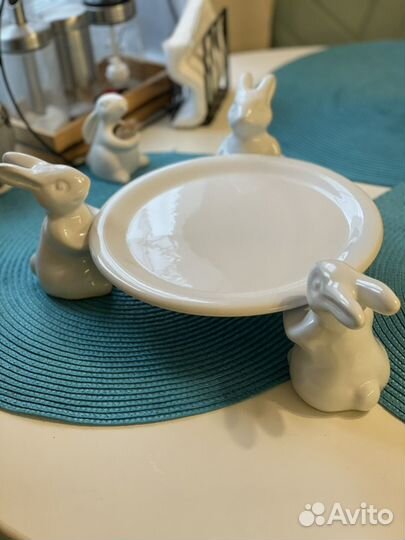 Фарфоровая тарелка с зайчиками