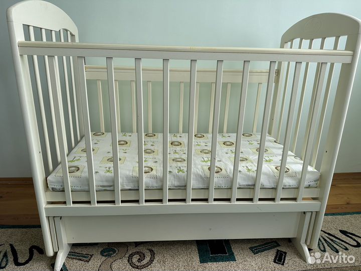 Детская кроватка с маятником белая