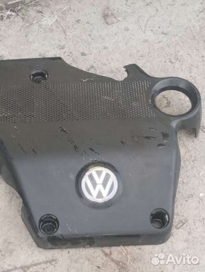 Крышка двигателя volkswagen Golf 3 1.6