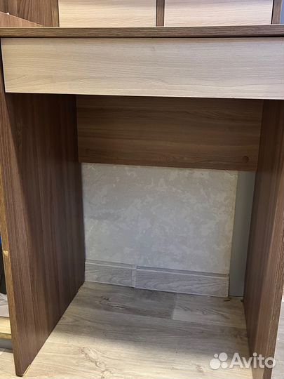 Столик с зеркалом, туалетный столик