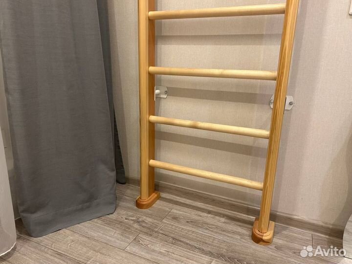 Деревянная шведская стенка с турником