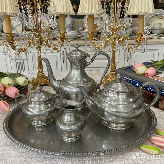 Чайник, поднос, сахарница и молочник