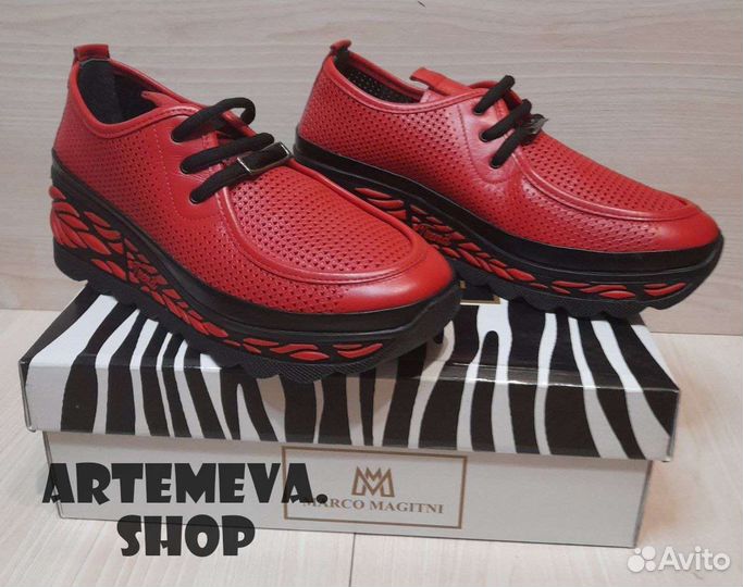 Кроссовки женские