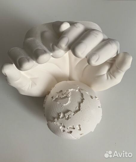 Кашпо руки «весь мир в руках человека»