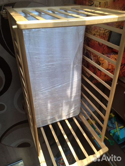 Детская кроватка с маятником