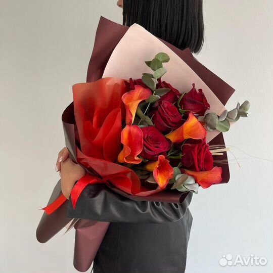 Букет с каллами и красной розой