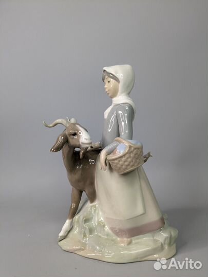 Статуэтка Девушка с козой Lladro