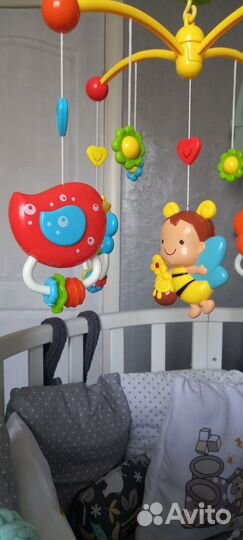 Мобиль на кроватку жирафики