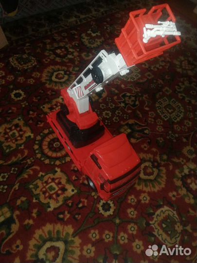 Пожарная машина с лестницей