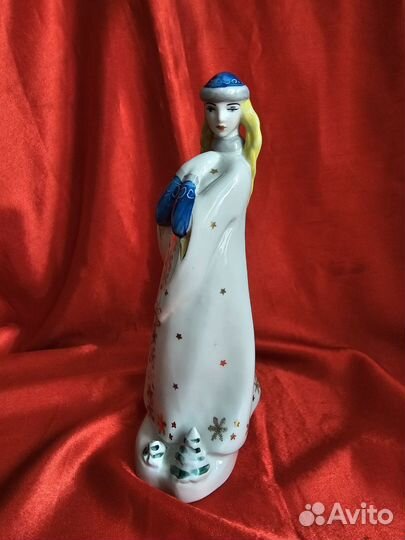 Фарфоровая статуэтка-снегурочка
