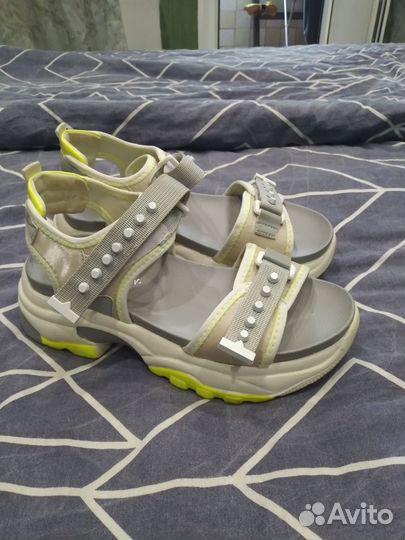 Женская одежда и аксессуары