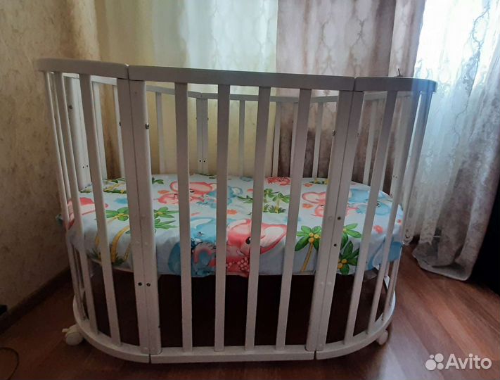 Детская кроватка с маятником круглая