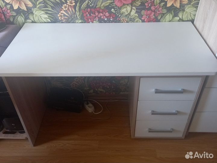 Письменный стол
