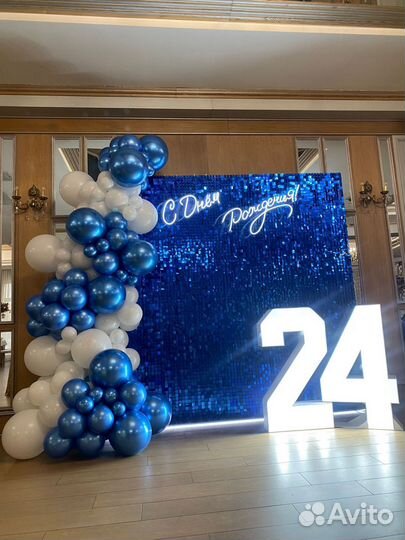 Фотозона из синих паеток