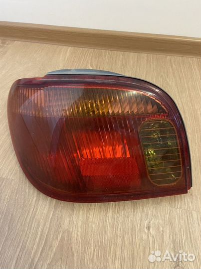 Фонарь Toyota Vitz левый и правый