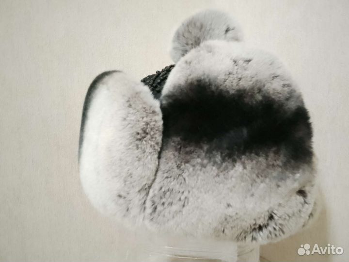 Шапка из натурального меха украшена кристаллами