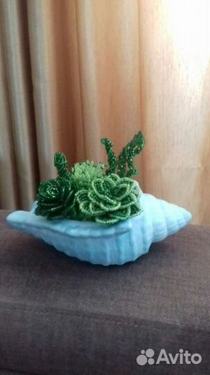 Цветы из бисера и кашпо из гипса ручной работы