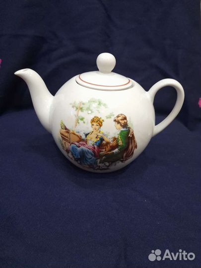 Заварочный чайник и 3 чашки