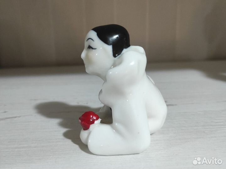 Винтажный Фарфоровый Возлежащий Пьеро С Розочкой
