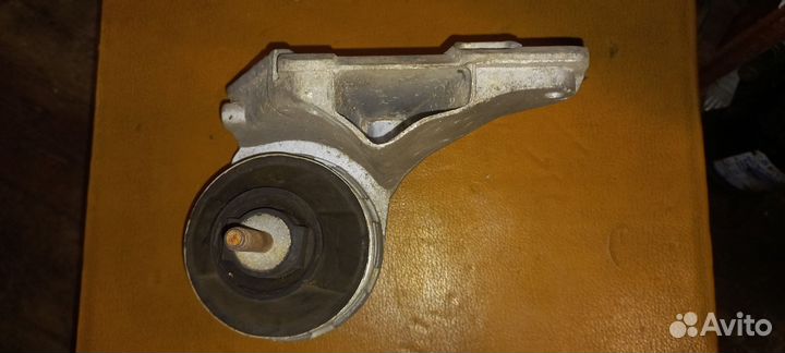 Опора двигателя левая audi