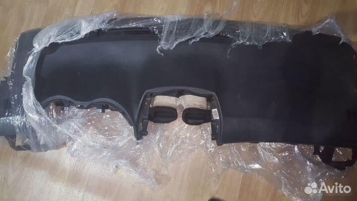 Торпеда накладка на Toyota Corolla 150 с дефектами