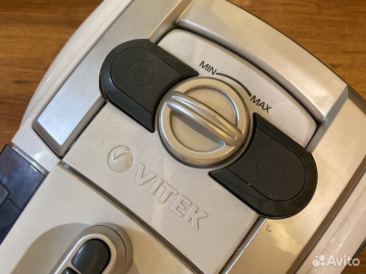 Пылесос Vitek с аквафильтром