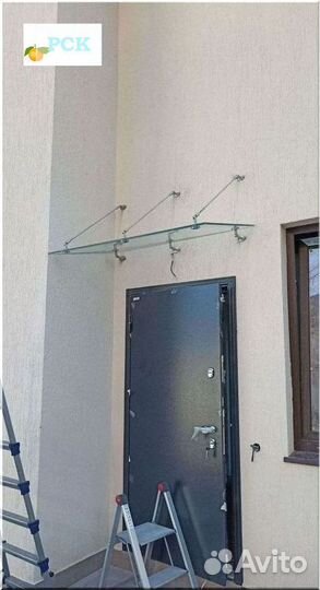 Козырек над дверью