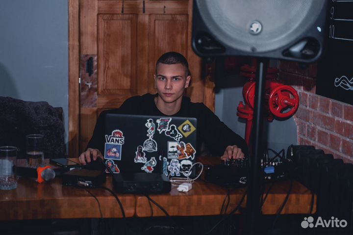 Ведущий и диджей