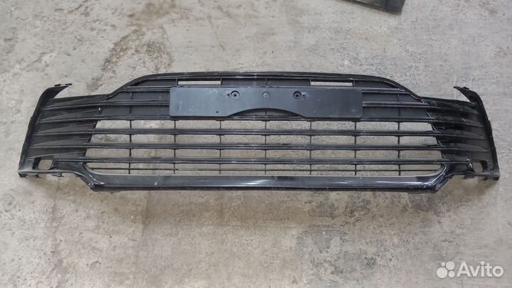 Решетка переднего бампера Toyota Camry V70 V75