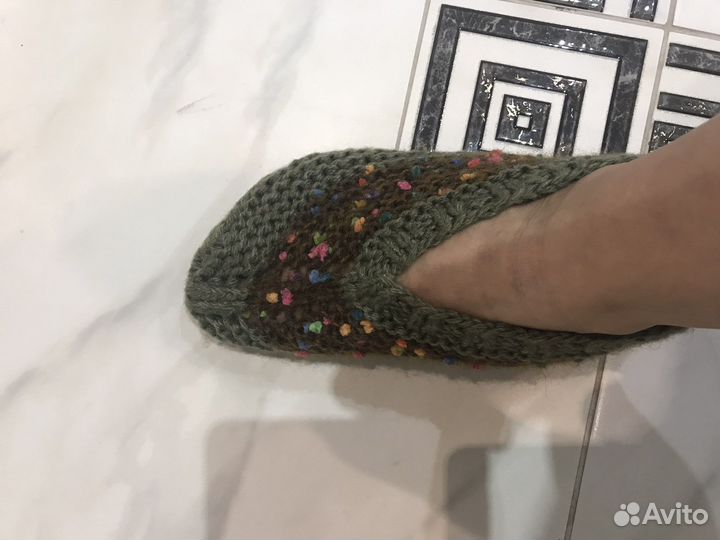 Вязаные домашние тапочки и тёплые следочки