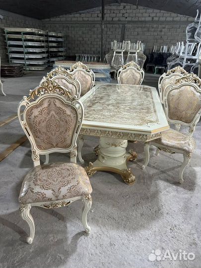 Стол и стулья