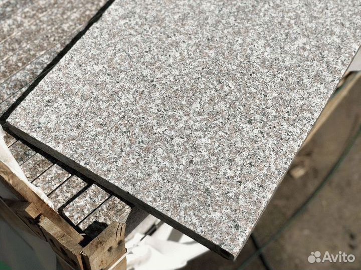 Гранит коричневый. Ступени. Плитка