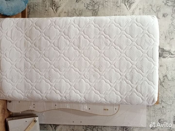 Детская кроватка с маятником и ящиком