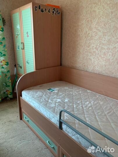 Детская кровать и шкаф