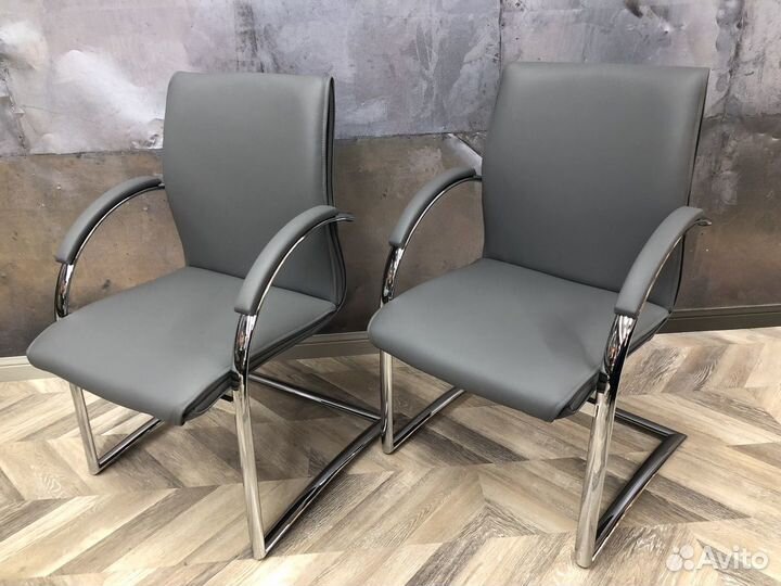 Кресло офисное итальянское из натуральной кожи на