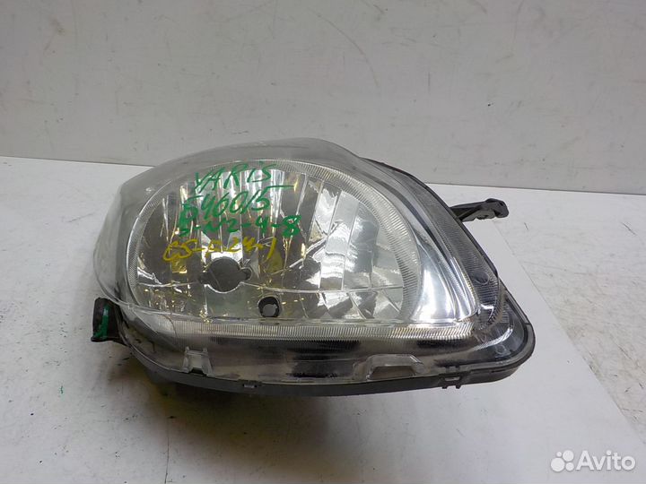 Фара правая на Toyota Yaris