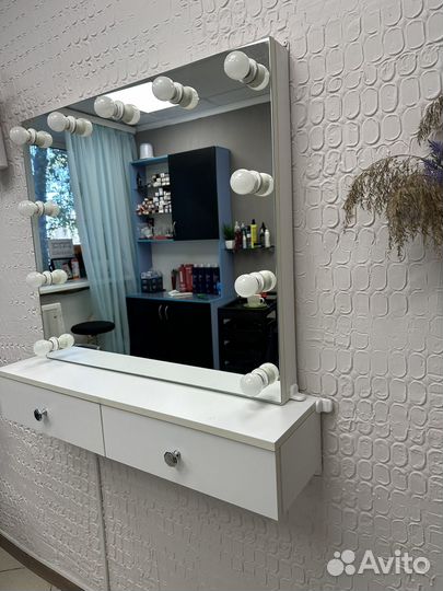 Гримерное зеркало со столом