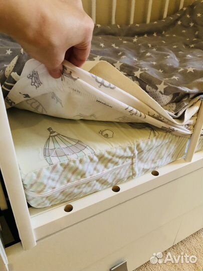 Детская кроватка с маятником, ящиками и комодом