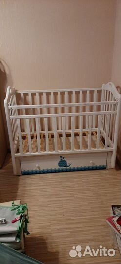 Детская кроватка с маятником и пеленальный комод