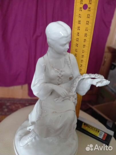 Статуэтка Девушка плетущая венок