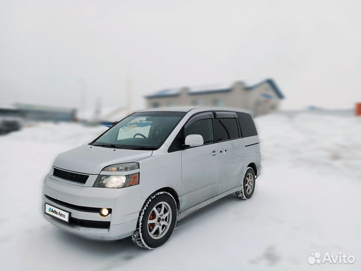 Toyota Voxy 2.0 AT, 2005, 300 000 км
