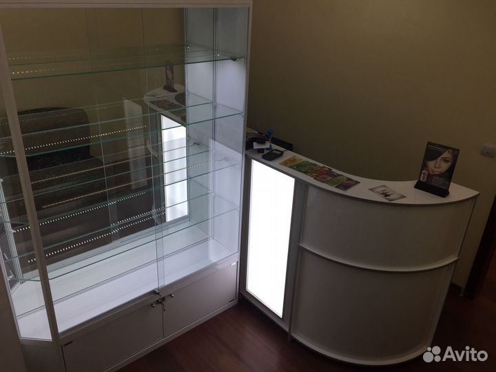 Ресепшен глянец с подсветкой. Витрина. Шкаф