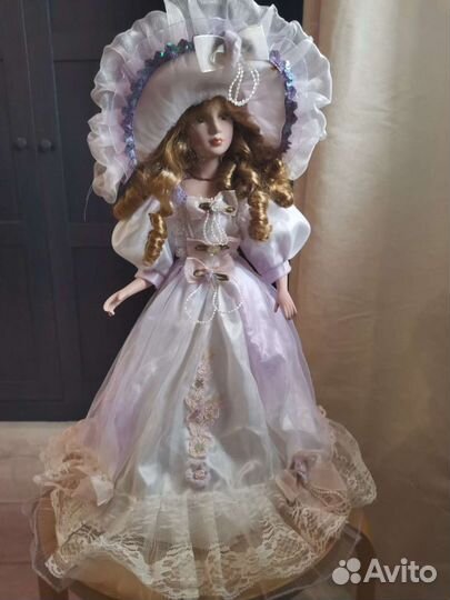 Кукла фарфоровая