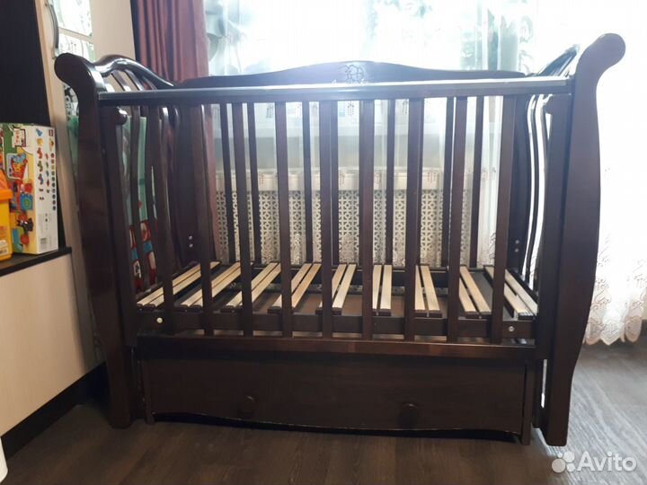 Детская кроватка с маятником и ящиком