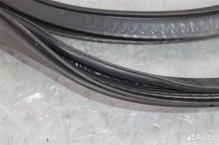 Уплотнитель кузова задней левой двери Volvo XC90