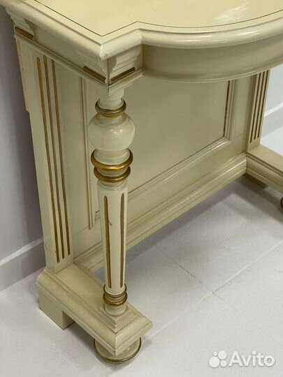 Старинная консоль с зеркалом