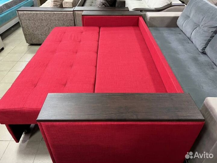 Диван яркий