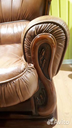 Кожаный диван